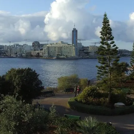 2 Bedroom In An Excellent Location Apartment *
